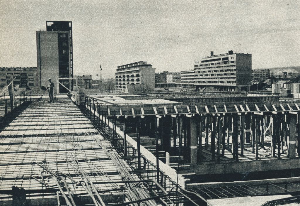 Ulica Proleterskih brigada (današnja ulica grada Vukovara). Gradnja RANSa (Radničko narodno sveučilište) Moša Pijade (današnje POUZ-Pučko otvoreno učilište Zagreb)